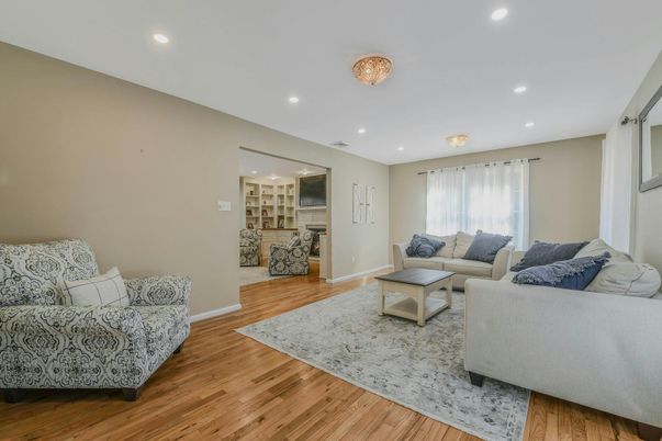 Interior, Living room, Recessed Lighting, Wood Texture Flooring