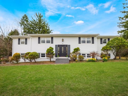 Exterior, Facade, Raised Ranch