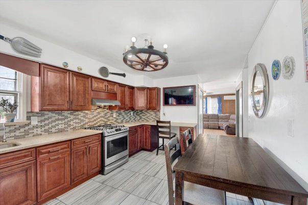 Chandelier, Dining room, Interior, Kitchen, Stainless Steel Appliances