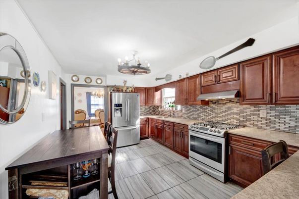Chandelier, Dining room, Interior, Kitchen, Stainless Steel Appliances