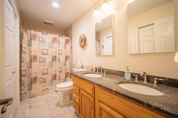 Bathroom, Dual Sink Vanities, Interior, Recessed Lighting