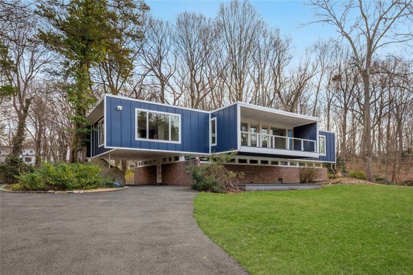 Exterior, Facade, Brick Facade, Raised Ranch
