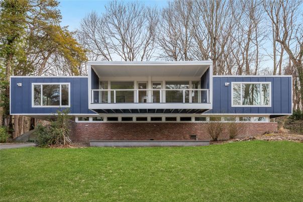 Backyard, Exterior, Facade, Brick Facade, Modern