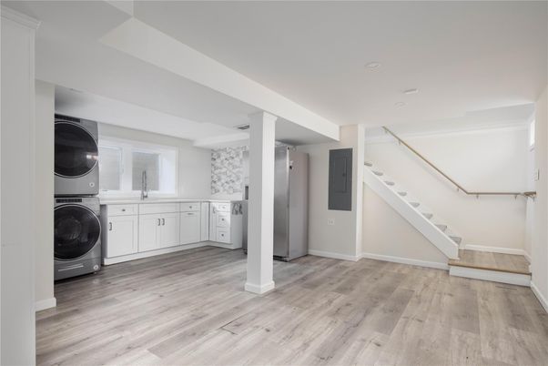 Interior, Recessed Lighting, Washer, Wood Texture Flooring