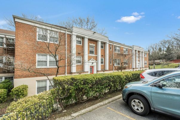 Exterior, Facade, Brick Facade, Rowhouse