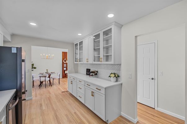 Chandelier, Dining room, Interior, Kitchen, Pendant Lights, Recessed Lighting, Wood Texture Flooring