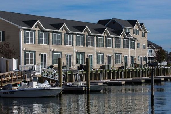 Exterior, Lake