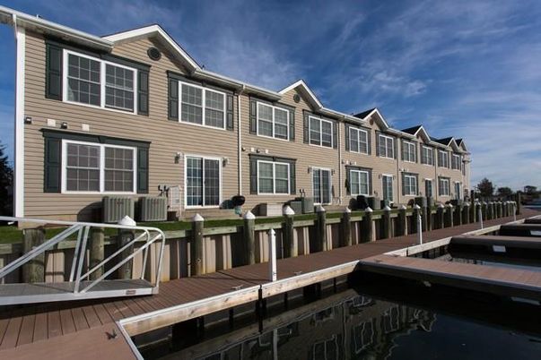 Exterior, Lake