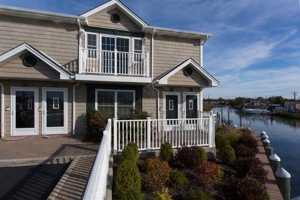 Exterior, Facade, Water, American Craftsman