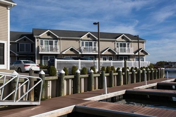 Exterior, Lake