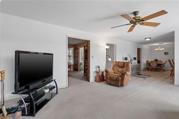 Chandelier, Dining room, Interior, Living room