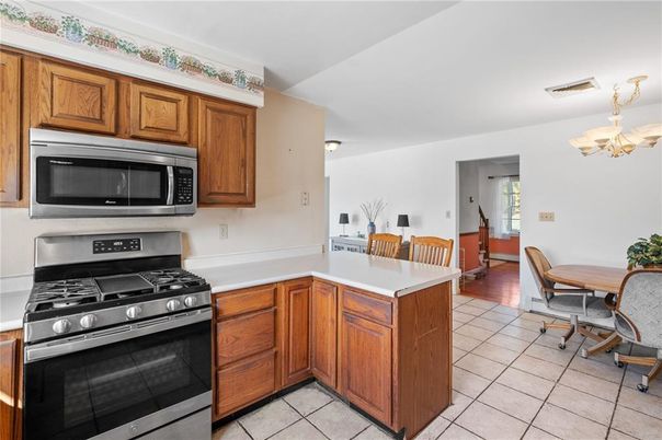 Chandelier, Dining room, Interior, Kitchen, Stainless Steel Appliances, Wood Texture Flooring