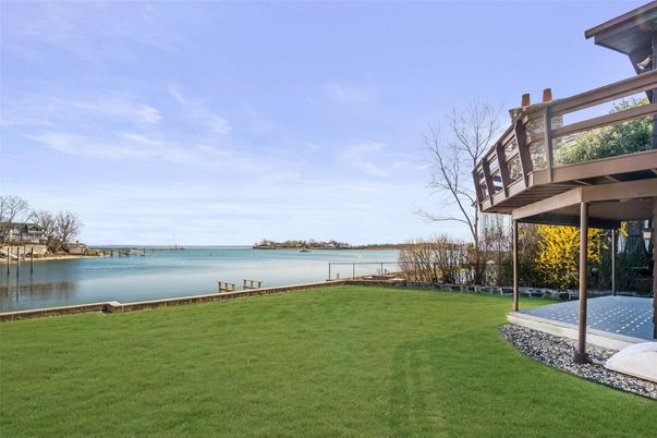Exterior, Lake