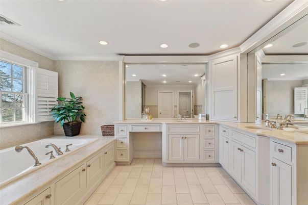 Bathroom, Dual Sink Vanities, Interior, Recessed Lighting