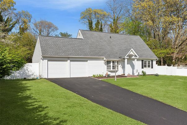 Attached, Exterior, Facade, Cape Cod