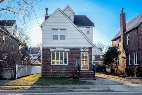 Exterior, Facade, Brick Facade, Queen Anne Victorian