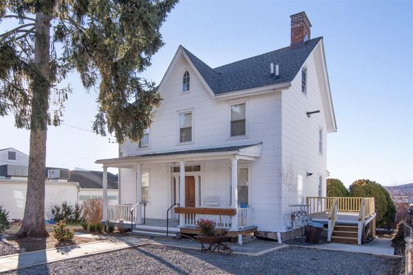 Exterior, Facade, Farmhouse