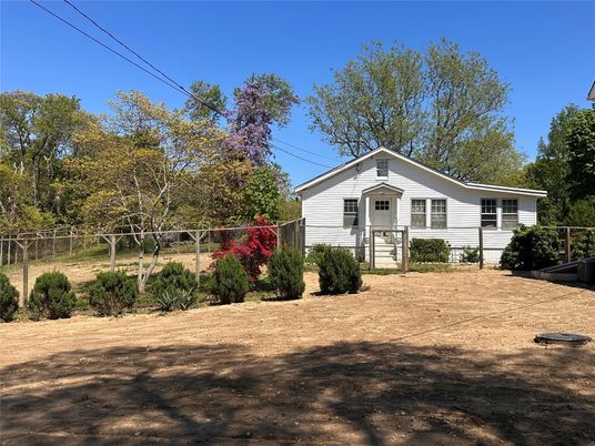 Backyard, Exterior, Facade, Ranch