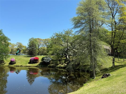 Exterior, Lake
