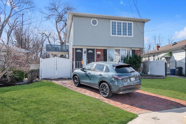 Exterior, Facade, Brick Facade, American Foursquare