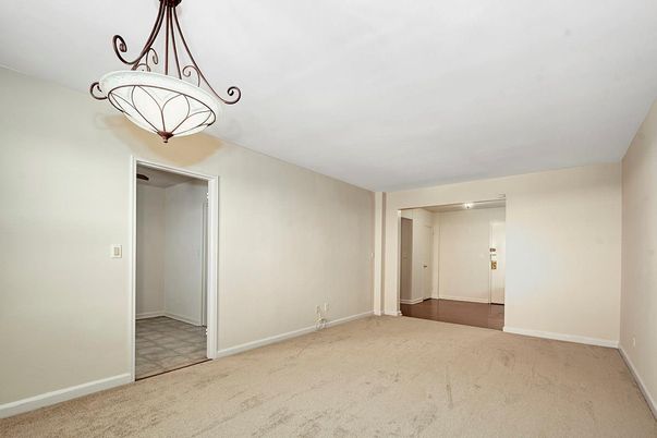 Empty room, Interior, Pendant Lights