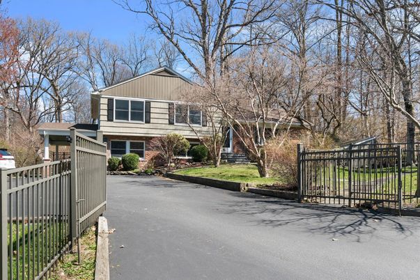 Exterior, Facade, Brick Facade, Raised Ranch