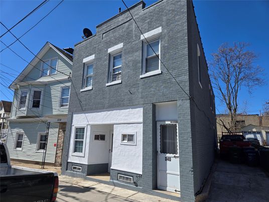 Exterior, Facade, Rowhouse