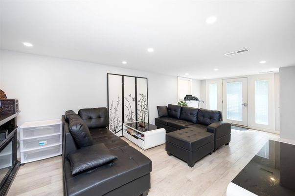 Fitness Equipment, Interior, Living room, Recessed Lighting, Wood Texture Flooring