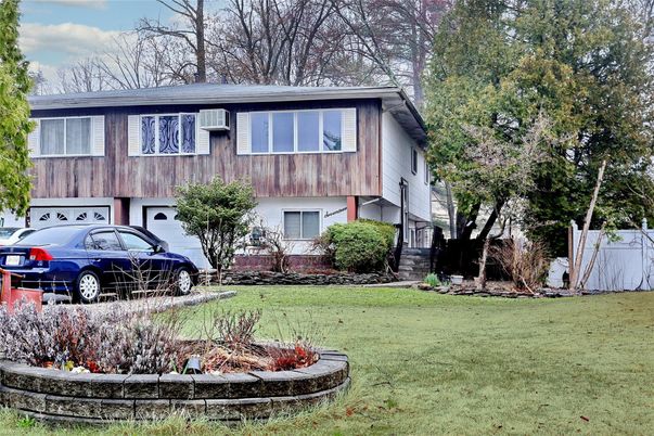 Attached, Exterior, Facade, Raised Ranch