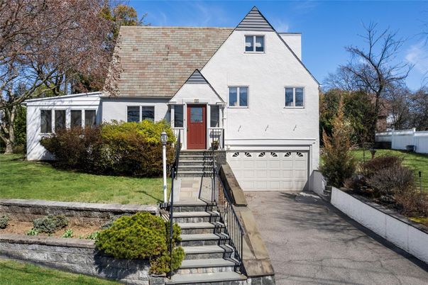 Attached, Exterior, Facade, Cape Cod