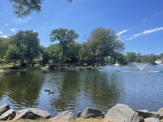 Exterior, Lake