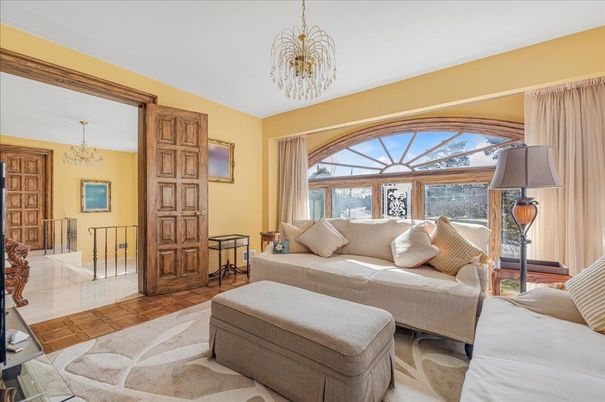 Chandelier, Interior, Living room