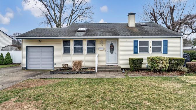 Attached, Exterior, Facade, Cape Cod