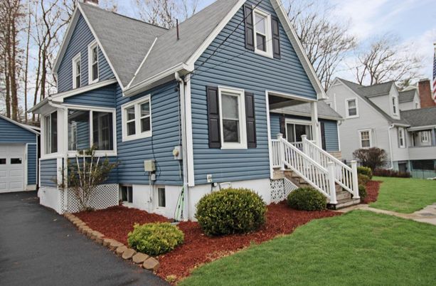 Attached, Exterior, Facade, Queen Anne Victorian