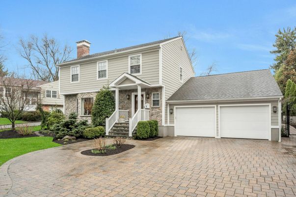 Attached, Exterior, Facade, Cape Cod