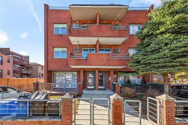 Exterior, Facade, Brick Facade, Rowhouse