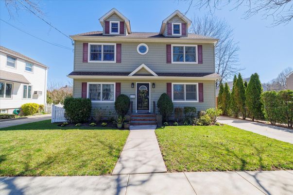 Exterior, Facade, American Foursquare