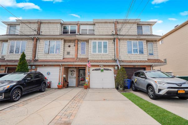 Attached, Exterior, Facade, Rowhouse