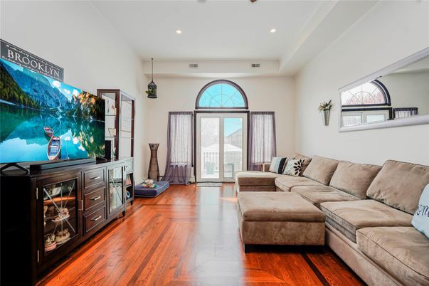Interior, Living room, Pendant Lights, Recessed Lighting, Wood Texture Flooring