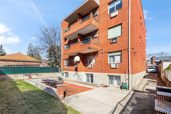 Exterior, Facade, Brick Facade, Rowhouse