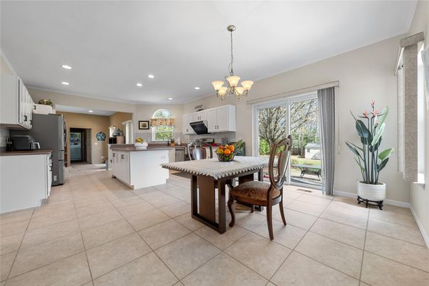 Chandelier, Dining room, Interior, Kitchen, Recessed Lighting, Stainless Steel Appliances