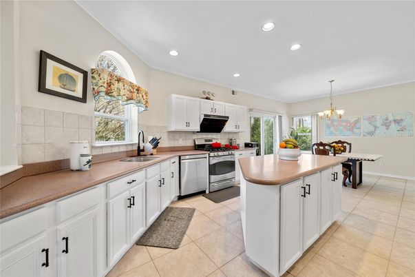 Chandelier, Dining room, Interior, Kitchen, Recessed Lighting, Stainless Steel Appliances