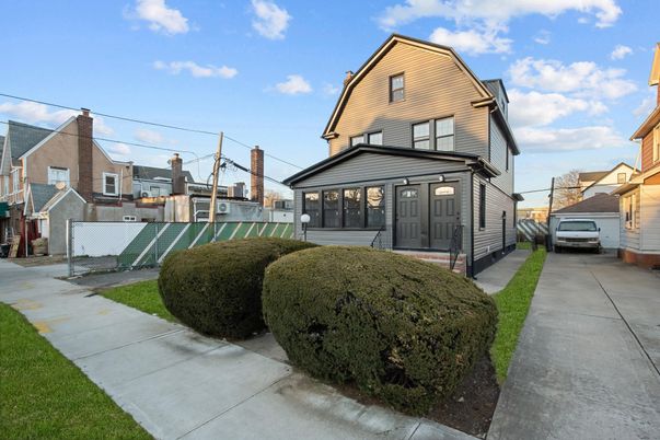 Backyard, Exterior, Facade, Queen Anne Victorian