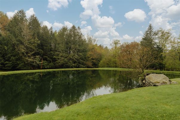 Exterior, Lake