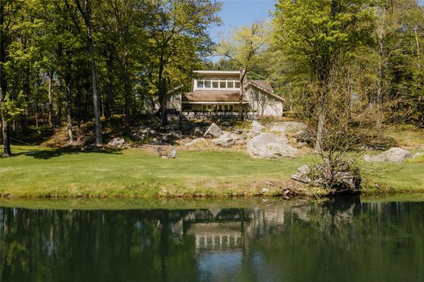 Exterior, Lake