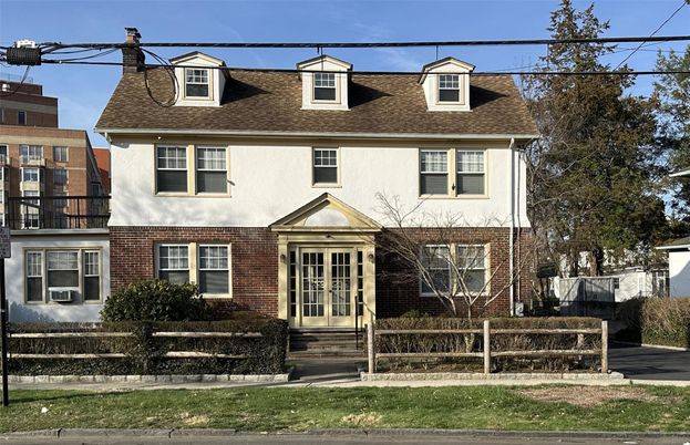 Exterior, Facade, Brick Facade, Georgian