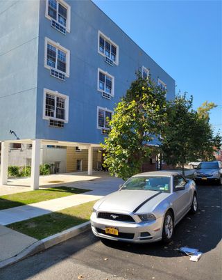 Exterior, Facade, Rowhouse