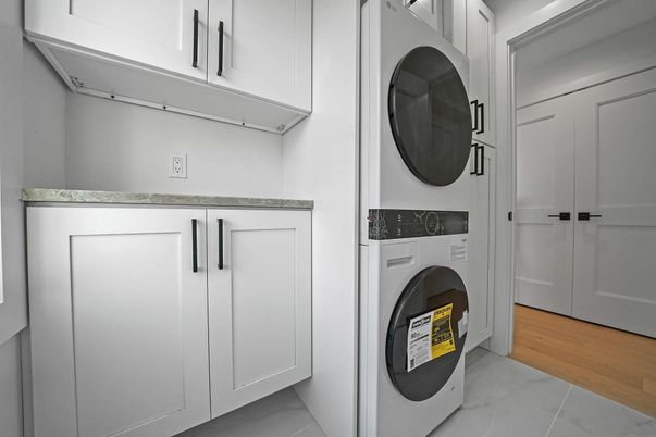 Interior, Utility Closets, Washer, Wood Texture Flooring