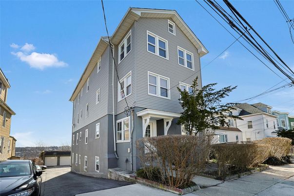 Exterior, Facade, Rowhouse