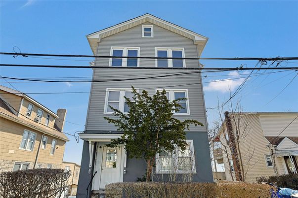 Exterior, Facade, Queen Anne Victorian